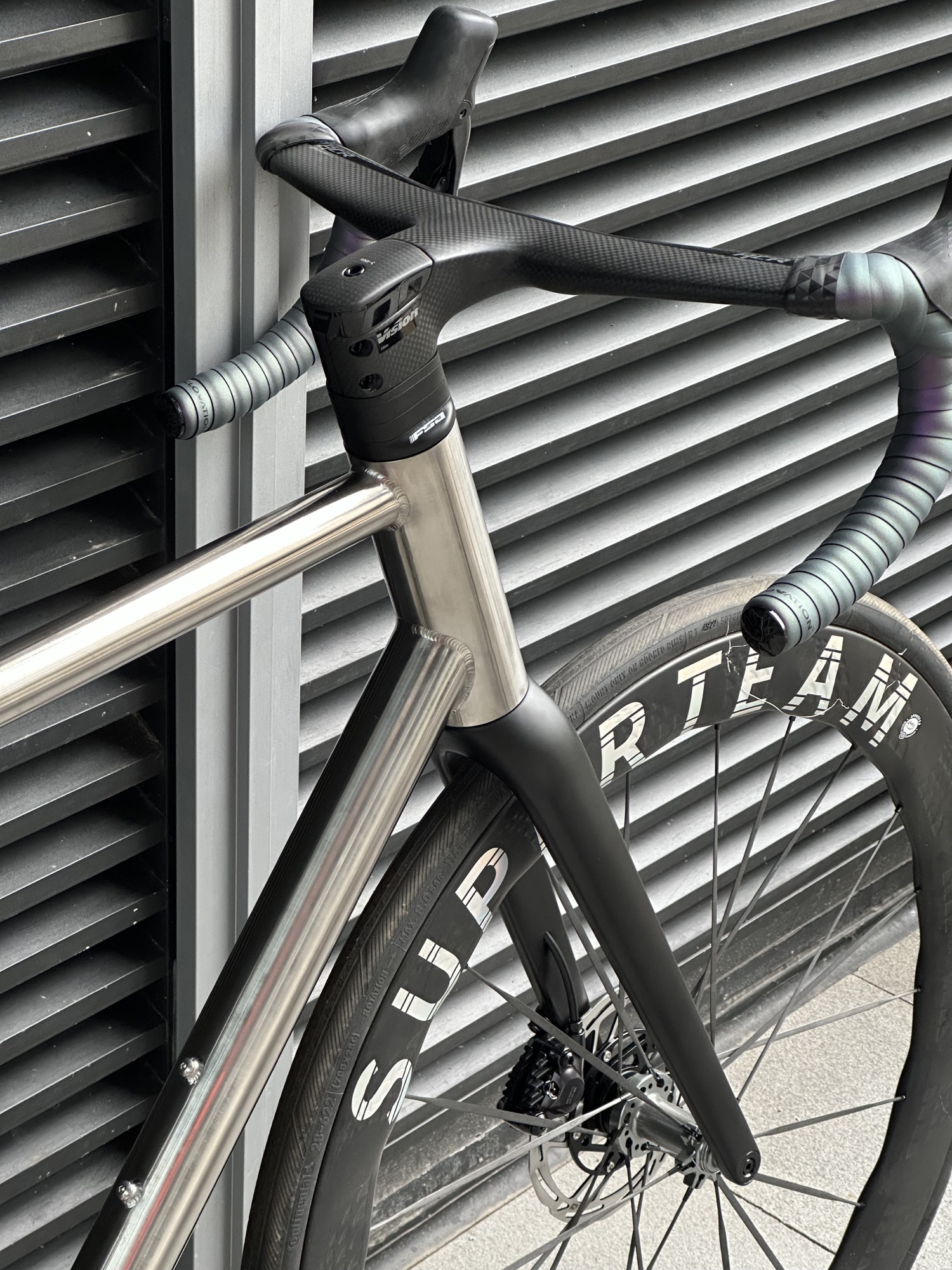 Cockpit & Head Tube Detail